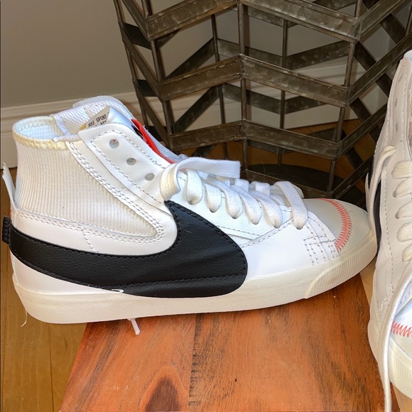 Nike Menβs White Blazer Mid 77 Sneakers - Picture 15 of 16